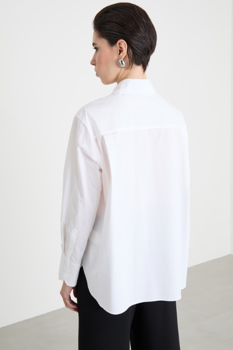 Blusa con volantes y aplicación floral