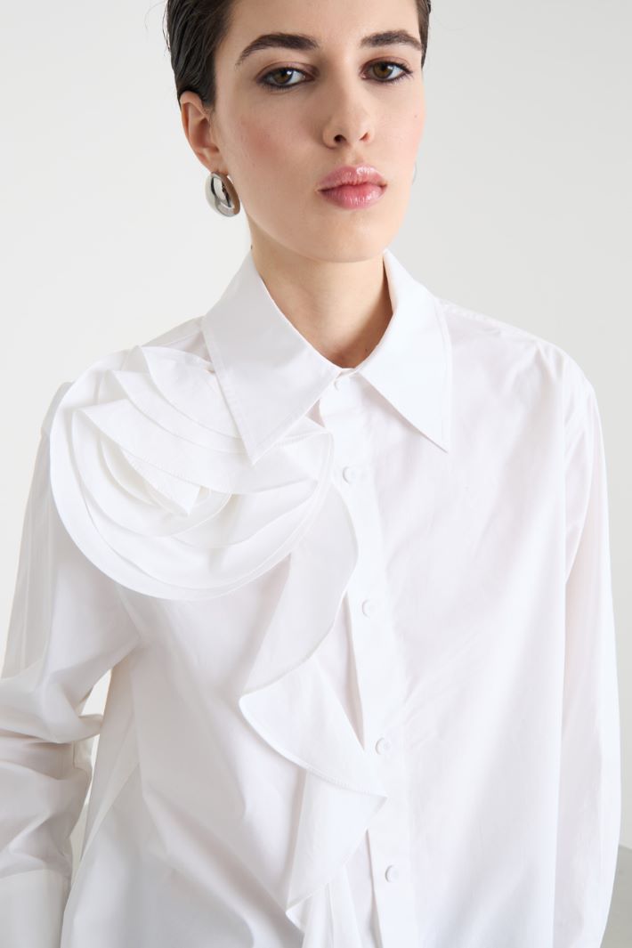 Ruffle and Floral Appliqué Shirt Intrend - 3