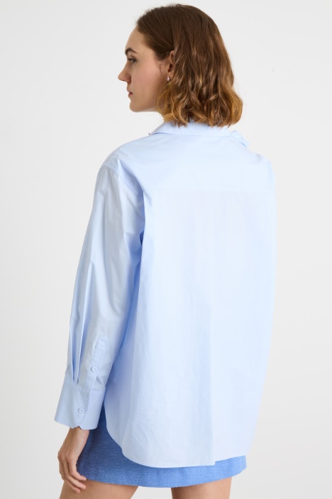 Blusa con volantes y aplicación floral