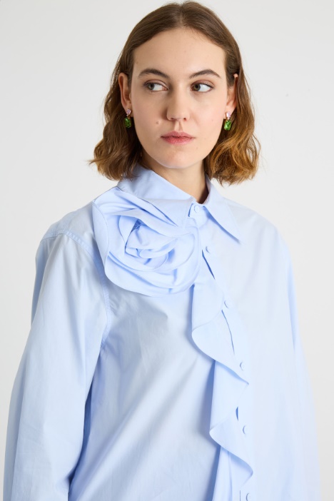 Blusa con volantes y aplicación floral