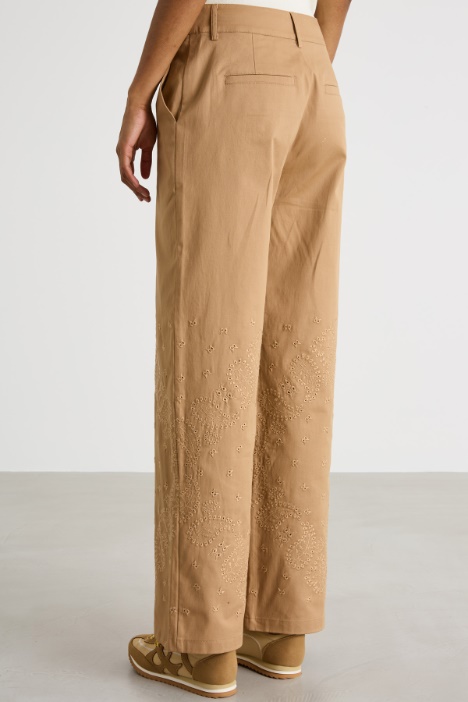 Pantalón de gabardina bordado