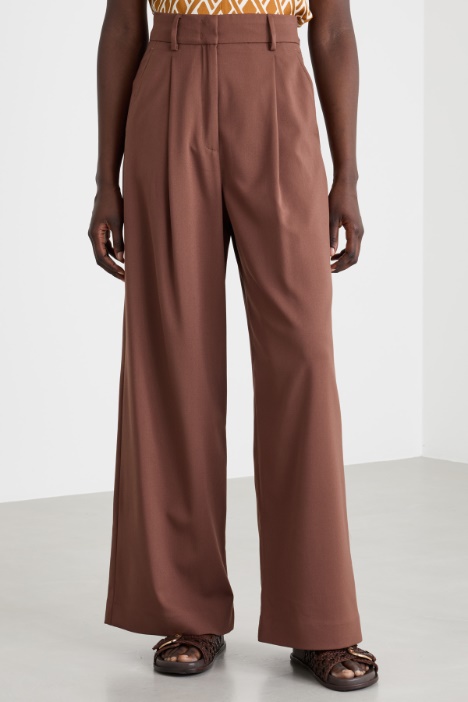 Pantalone ampio con pieghe