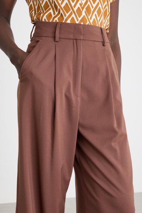 Pantalone ampio con pieghe