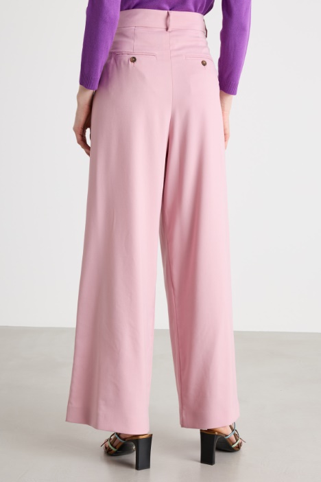 Pantalone ampio con pieghe