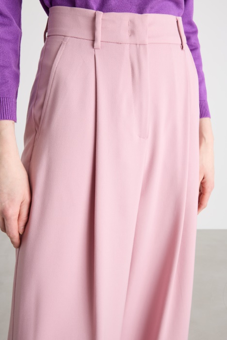 Pantalone ampio con pieghe