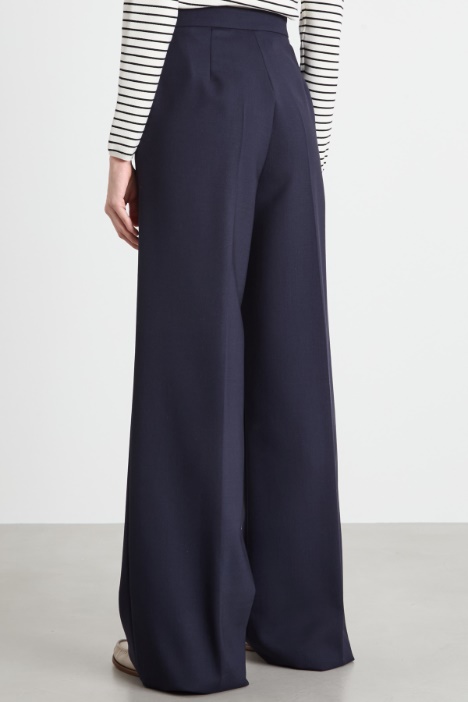 Pantalón con botones decorativos