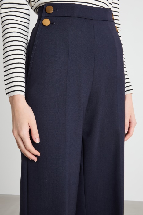 Pantalón con botones decorativos