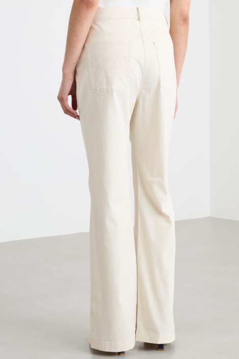 Pantalón bootcut de gabardina