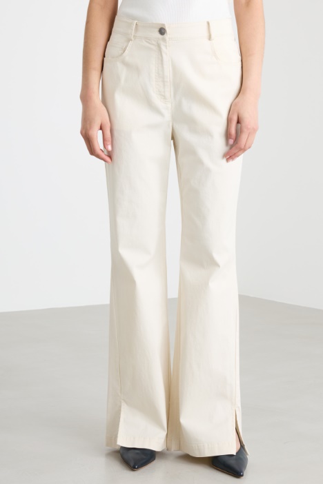 Pantalón bootcut de gabardina