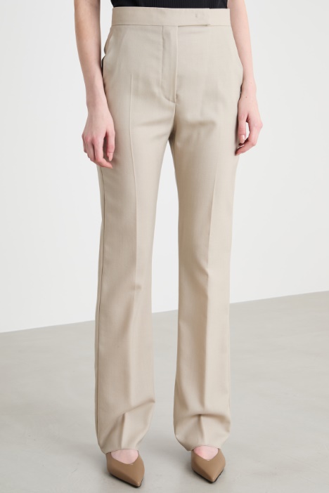 Pantalón slim con bolsillos