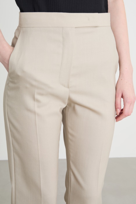Pantalón slim con bolsillos