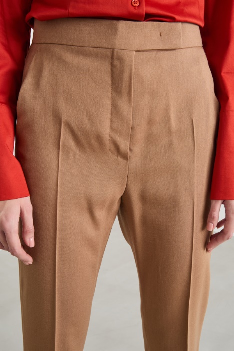 Pantalone slim con tasche