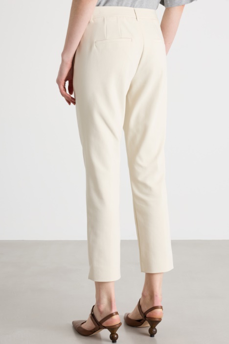 Pantalone a sigaretta con spacchi