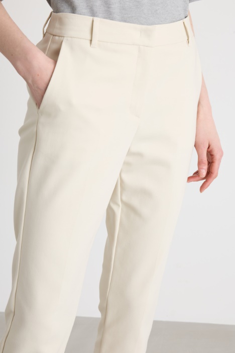 Pantalone a sigaretta con spacchi