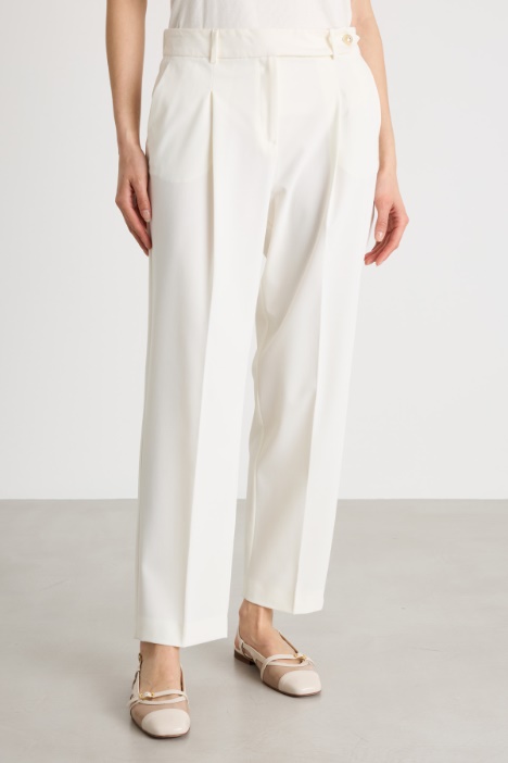 Pantalón de corte carrot de sarga