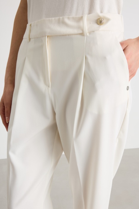 Pantalón de corte carrot de sarga