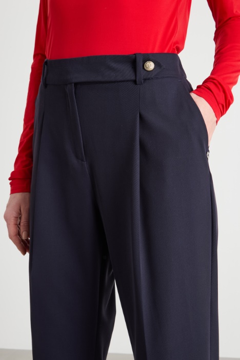 Pantalón de corte carrot de sarga