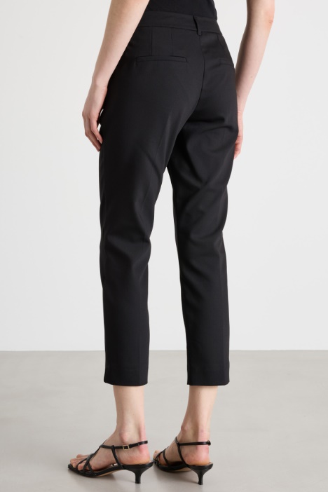 Pantalone a sigaretta con spacchi