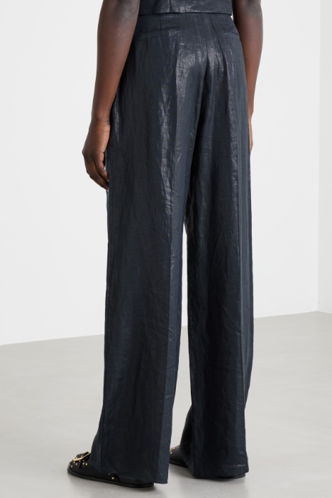 Pantalón ancho de tela laminada