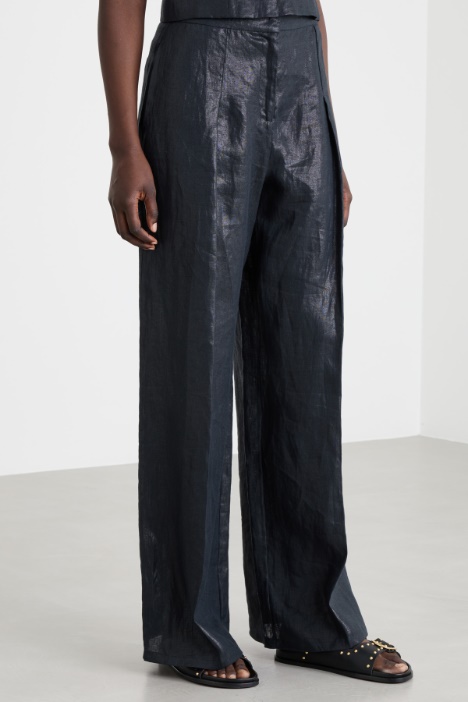 Pantalón ancho de tela laminada