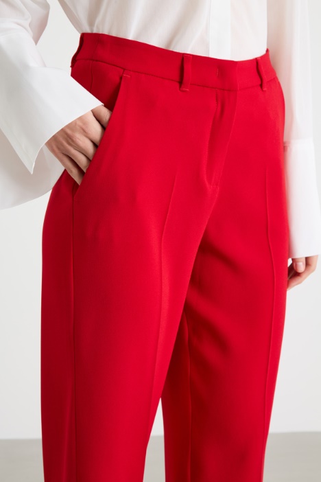 Pantalone con applicazione floreale