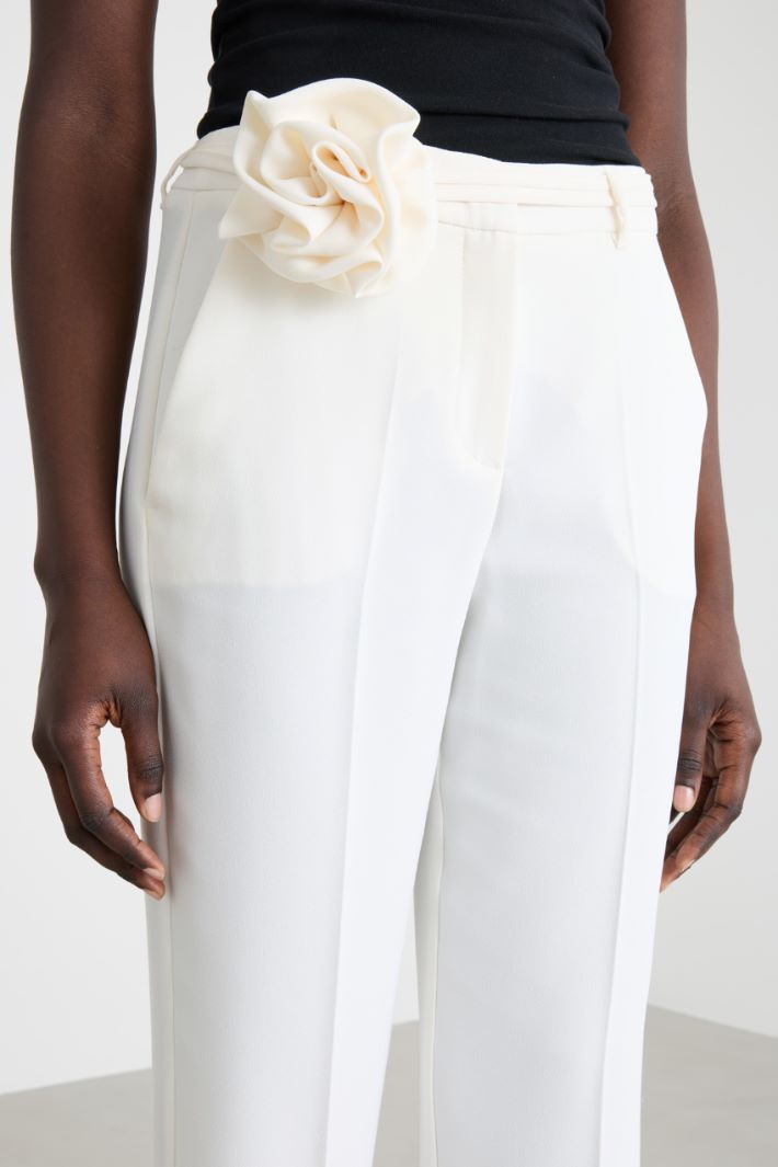 Pantalone con applicazione floreale Intrend - 3