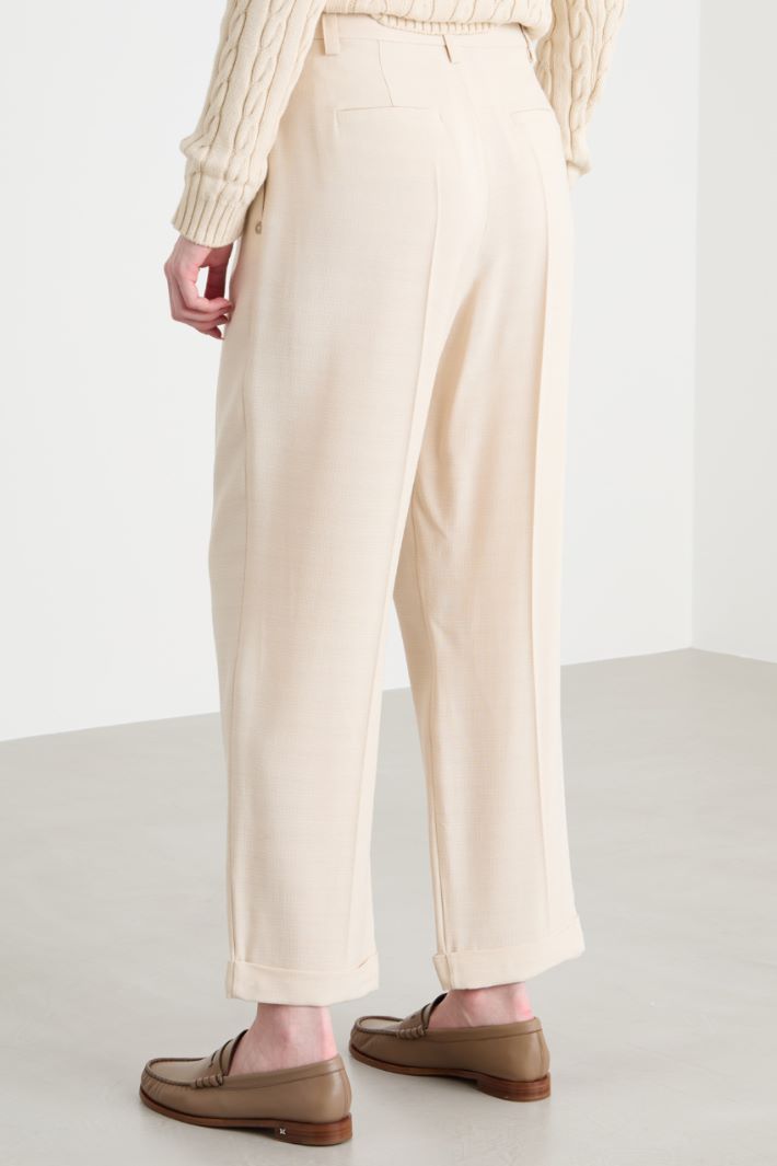 Carrot-fit trousers in fluid fabric Intrend - 4