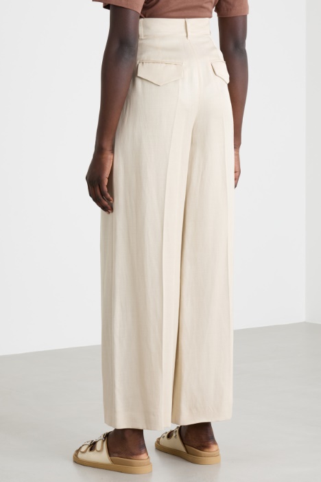Pantalón de pernera ancha con pinzas