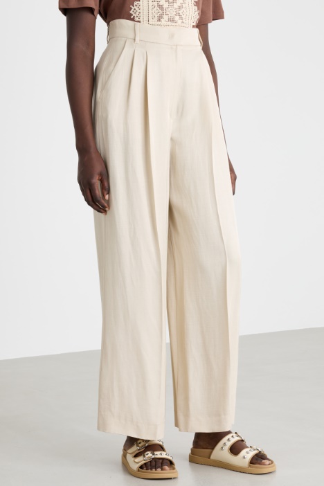 Pantalón de pernera ancha con pinzas