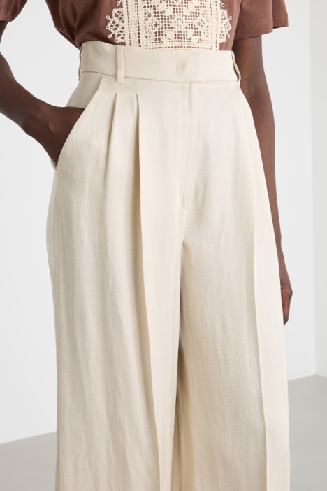 Pantalón de pernera ancha con pinzas