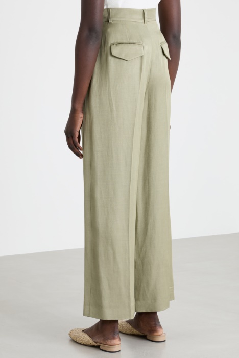 Pantalone ampio con pinces