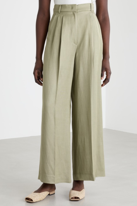 Pantalone ampio con pinces