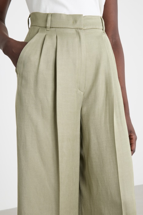 Pantalone ampio con pinces