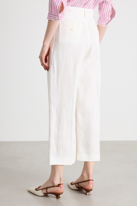 Pantalone ampio con piega stirata