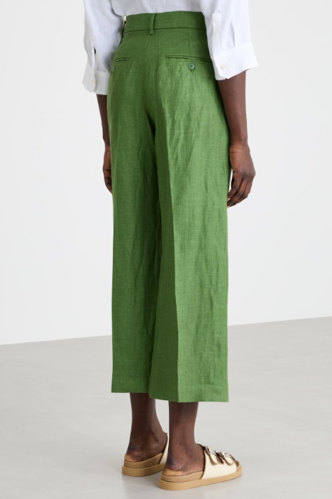 Pantalone ampio con piega stirata