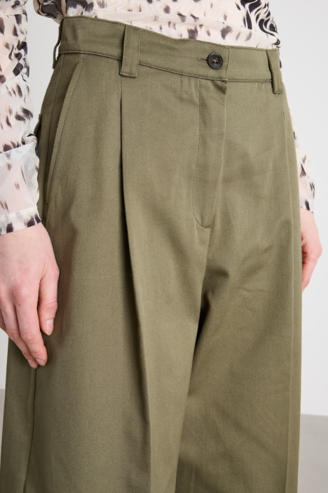 Pantalón ancho de gabardina