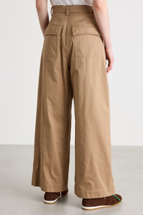Pantalón ancho de gabardina