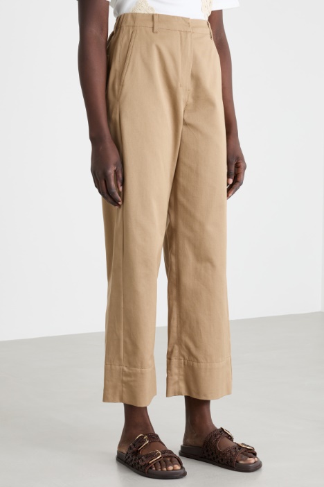 Pantalón amplio de gabardina