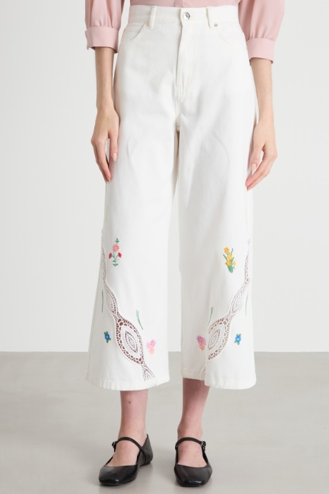 Pantalón con bordado floral