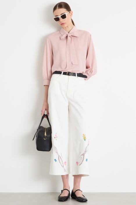 Floral-embroidered trousers Intrend