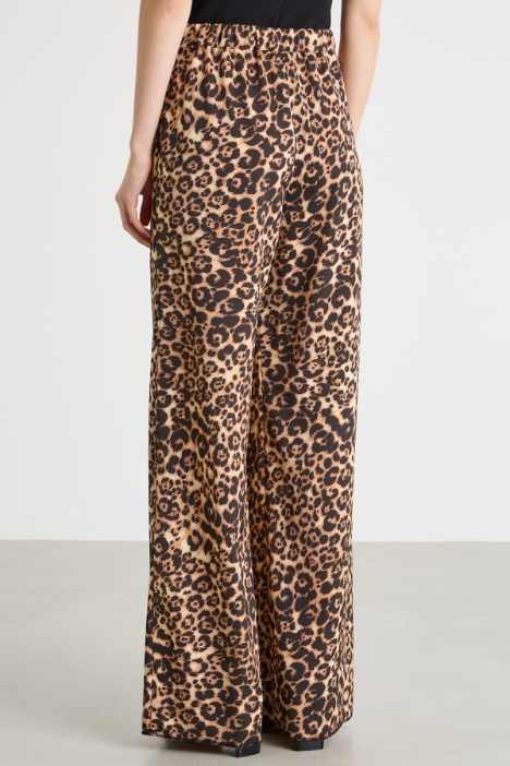 Pantalón amplio de tejido fluido