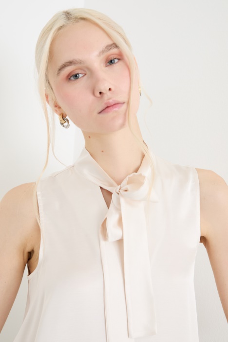 Top con cuello foulard