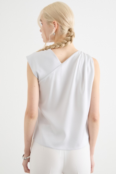 Top con scollo asimmetrico