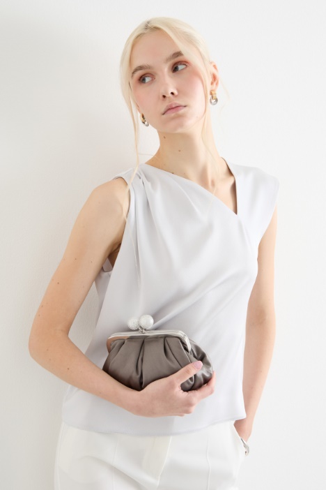 Top con escote asimétrico Intrend