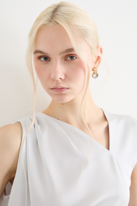 Top con scollo asimmetrico