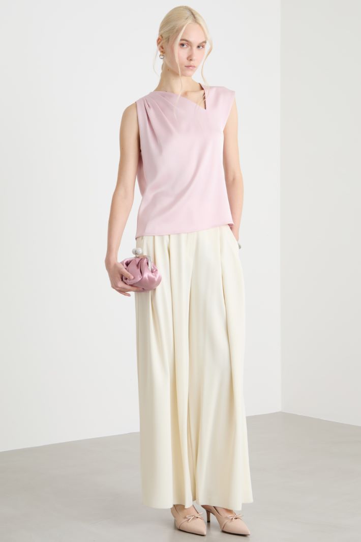 Asymmetric satin top Intrend