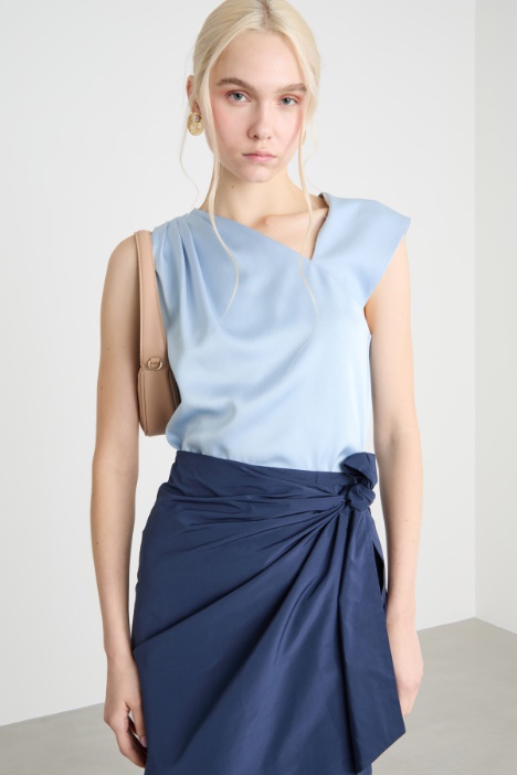 Asymmetric satin top Intrend