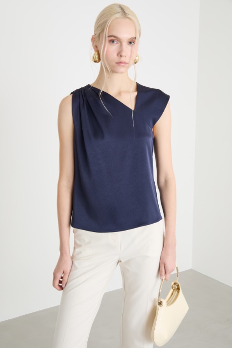 Asymmetric satin top Intrend