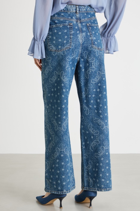 Jeans de corte amplio con estampado de bandana