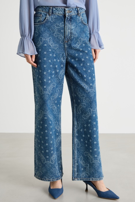 Jeans de corte amplio con estampado de bandana